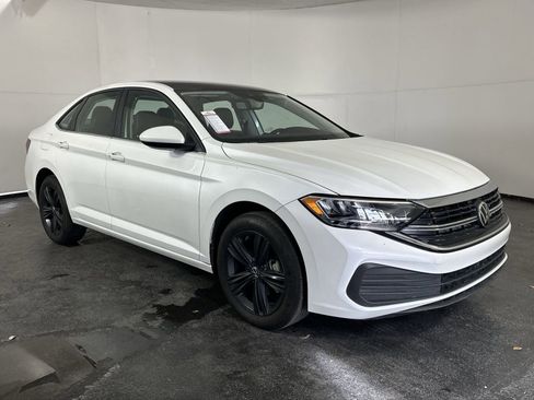 Used 2024 Volkswagen Jetta SE w/ Panoramic Sunroof Package image 2