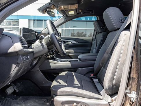 Used 2025 Chevrolet Traverse LT FWD image 7