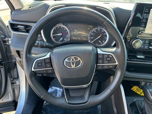 Used 2022 Toyota Highlander XLE image 16