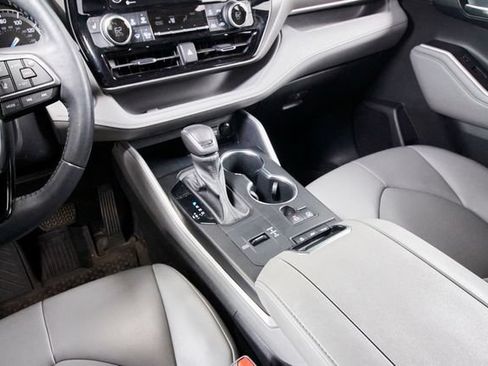 Used 2021 Toyota Highlander XLE AWD/4WD image 10