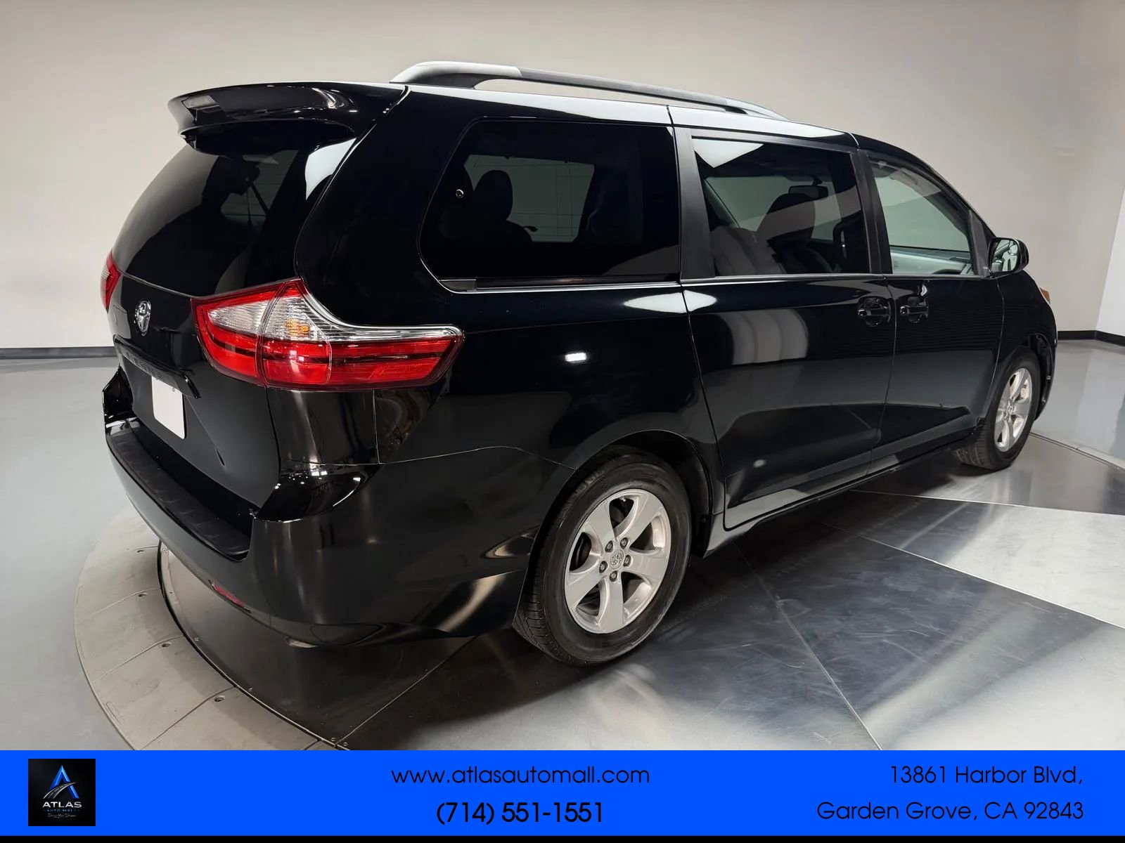 Used 2017 Toyota Sienna LE w/ Preferred Accessory Package FWD image 2