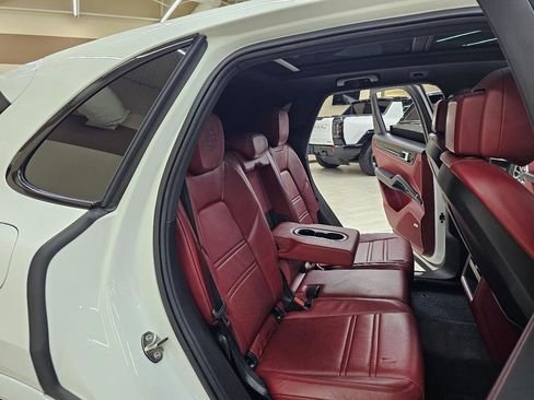 Used 2020 Porsche Cayenne E-Hybrid image 24