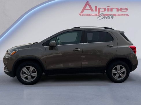 Used 2020 Chevrolet Trax LT w/ LT Convenience Package AWD/4WD image 2