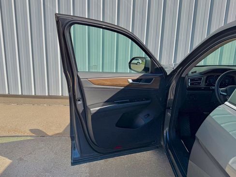 Used 2025 Volkswagen Atlas SE image 15