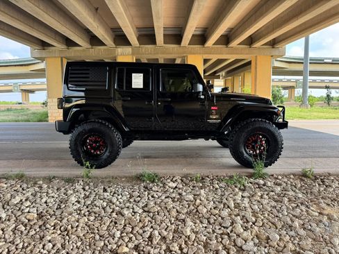 Used 2014 Jeep Wrangler Unlimited Sahara w/ Connectivity Group AWD/4WD image 2