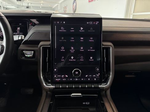 Certified 2025 GMC Yukon Denali Ultimate w/ LPO, Floor Liner Package AWD/4WD image 7