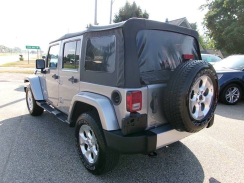 Used 2015 Jeep Wrangler Unlimited Sahara w/ Connectivity Group AWD/4WD image 7
