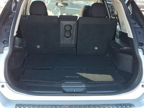 Used 2017 Nissan Rogue SV AWD/4WD image 28