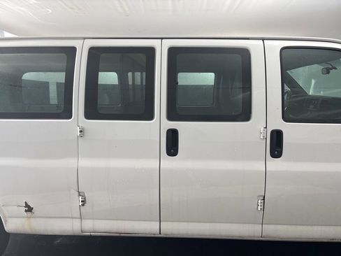 Used 2016 Chevrolet Express 2500 Extended image 9