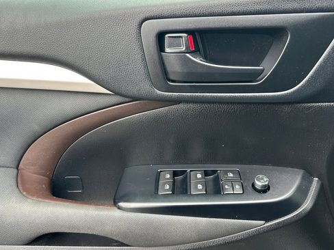 Used 2019 Toyota Highlander LE image 11