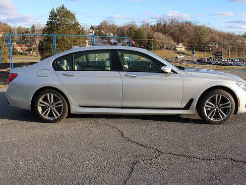Used 2018 BMW 750i xDrive image 9