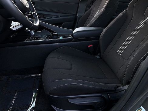 Certified 2025 Hyundai Elantra SEL FWD image 9