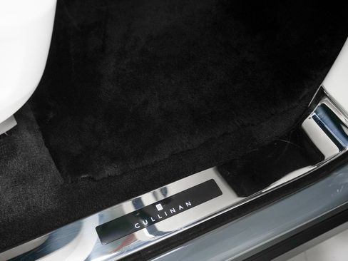 Used 2022 Rolls-Royce Cullinan w/ Dark Exterior Package AWD/4WD image 37