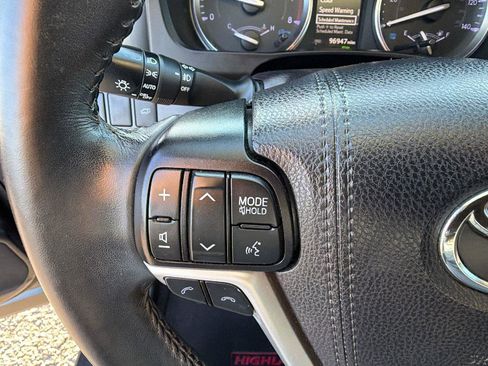 Used 2019 Toyota Highlander SE w/ Nightshade Edition image 28