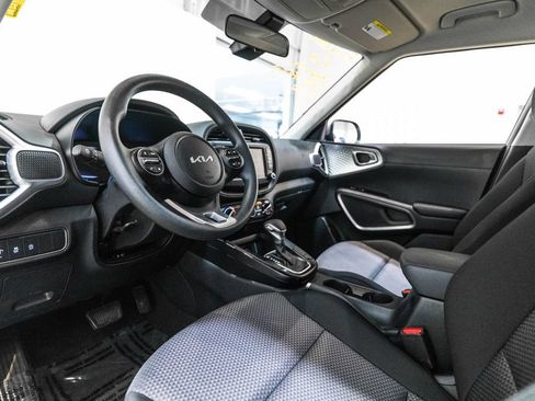 Used 2025 Kia Soul LX FWD image 4