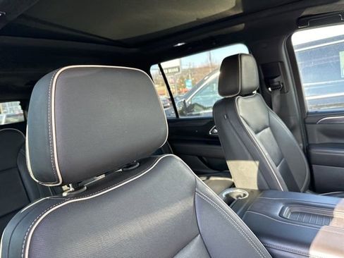 Used 2023 GMC Yukon XL SLT w/ SLT Premium Package image 19