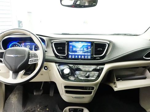Certified 2018 Chrysler Pacifica Limited image 19