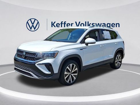 Used 2024 Volkswagen Taos SE FWD image 3