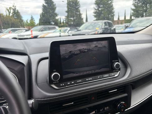 Used 2025 Nissan Rogue SV FWD image 25