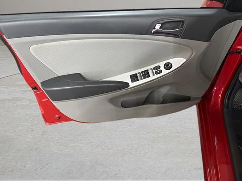 Used 2014 Hyundai Accent SE image 18