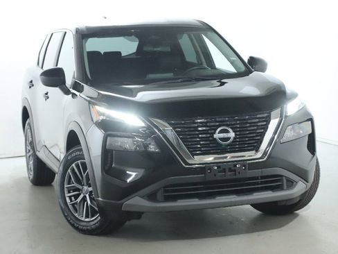 Used 2023 Nissan Rogue S image 2