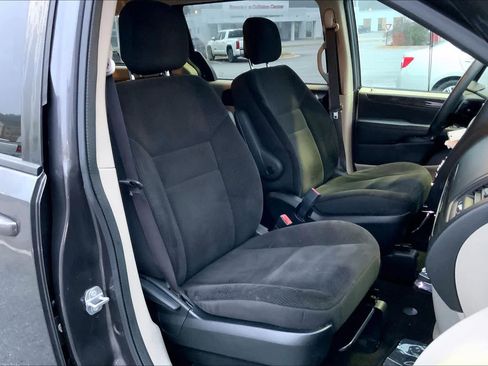 Used 2018 Dodge Grand Caravan SE w/ UConnect Hands-Free Group image 8