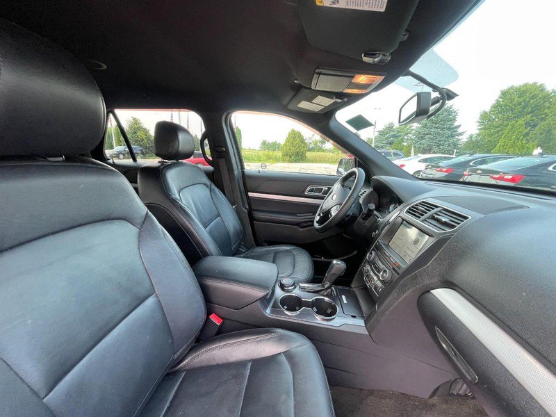 Used 2017 Ford Explorer XLT w/ Equipment Group 202A AWD/4WD image 3