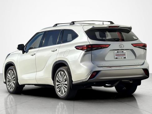 Used 2023 Toyota Highlander Platinum image 3