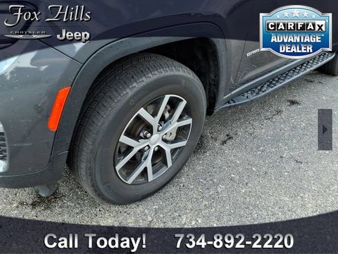 Used 2025 Jeep Grand Cherokee Limited AWD/4WD image 5