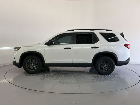 Used 2025 Honda Pilot TrailSport image 2