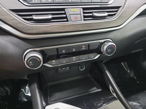 Used 2024 Nissan Altima 2.5 SV FWD image 24