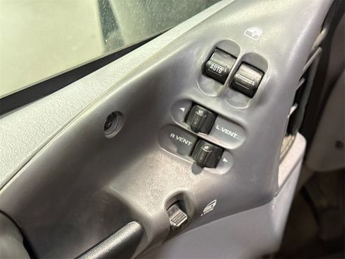 Used 2000 Chrysler Town & Country LX image 20