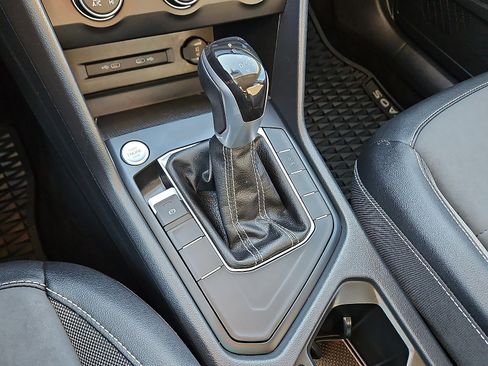 Certified 2022 Volkswagen Taos SE image 13