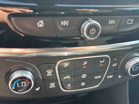 Used 2018 Chevrolet Traverse LT FWD image 22