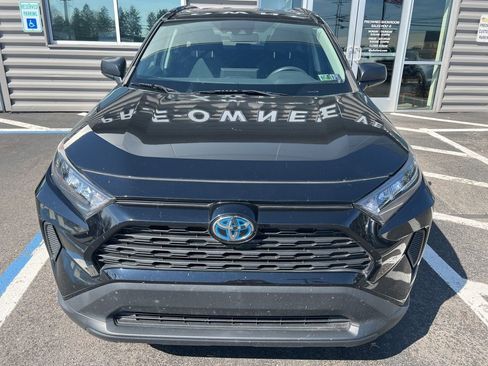 Used 2019 Toyota RAV4 LE image 2