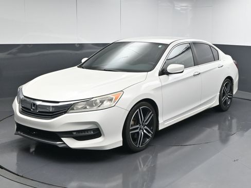 Used 2017 Honda Accord Sport image 4