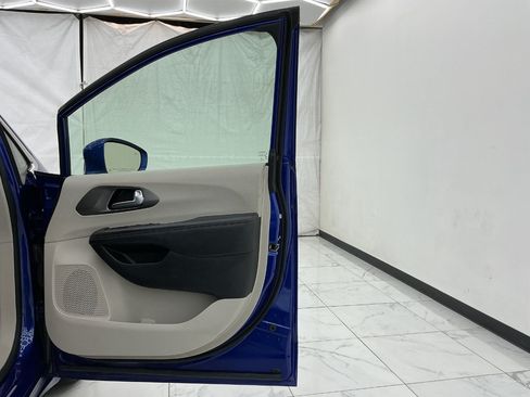 Used 2020 Chrysler Pacifica Touring w/ Advanced Safetytec Group FWD image 20