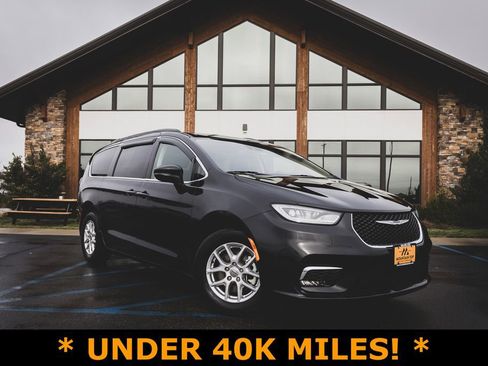 Used 2022 Chrysler Pacifica Touring-L image 1