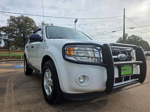 Used 2011 Ford Escape XLT image 3