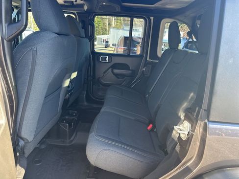 Used 2025 Jeep Wrangler Sport S image 29