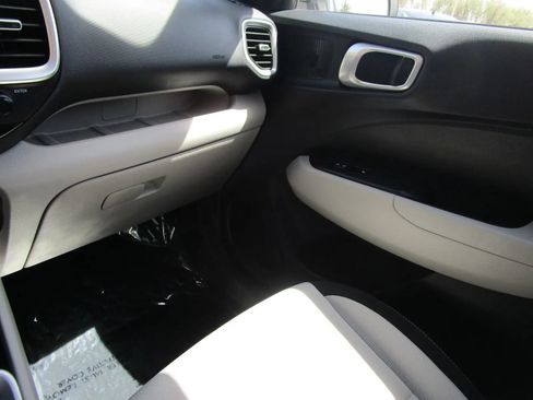 Used 2025 Hyundai Venue SEL FWD image 19