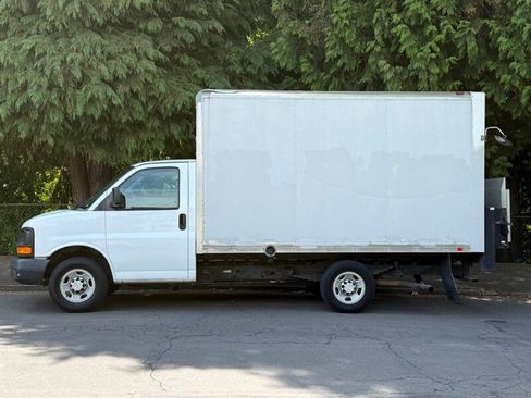 Used 2017 Chevrolet Express 3500 RWD image 2