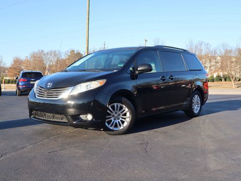 Used 2011 Toyota Sienna XLE image 9