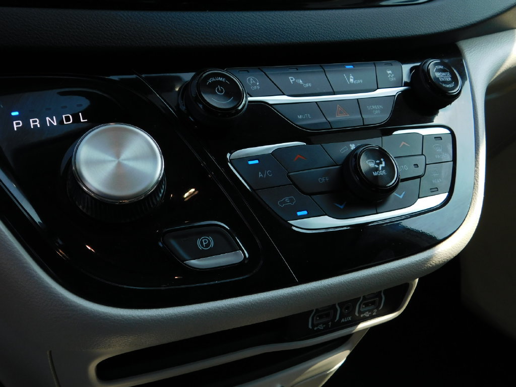 Used 2024 Chrysler Pacifica Touring-L FWD image 22
