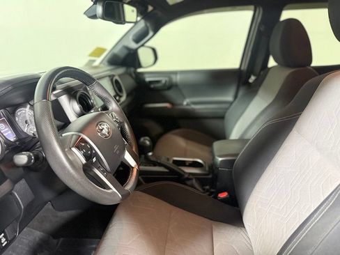 Used 2022 Toyota Tacoma TRD Off-Road AWD/4WD image 18