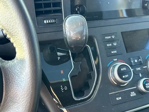 Used 2017 Toyota Sienna SE image 16