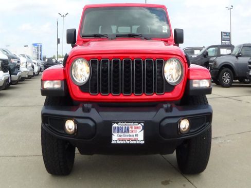 Certified 2024 Jeep Gladiator Sport AWD/4WD image 3