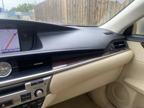 Used 2014 Lexus ES 350 w/ Luxury Package FWD image 22