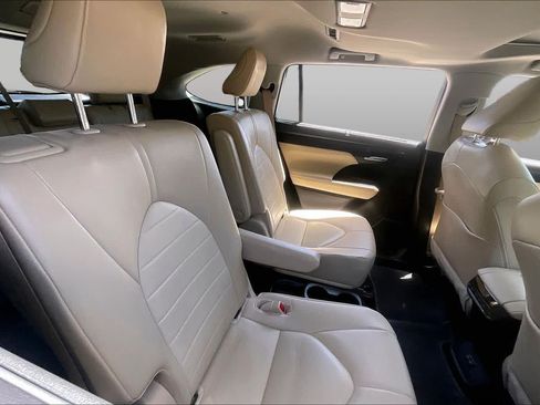 Used 2023 Toyota Highlander XLE FWD image 20