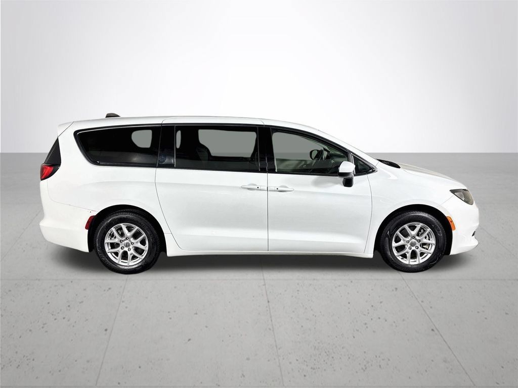 Used 2023 Chrysler Voyager LX FWD image 5